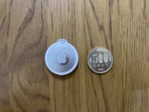 エアタグと500円玉を並べて上から見た写真